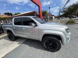 VOLKSWAGEN - AMAROK 2.0 HIGHLINE 4X4 CD 16V TURBO INTERCOOLER DIESEL 4P AUTOMÁTICO - 2017/2018 - PRETA - R$ 154.000,00