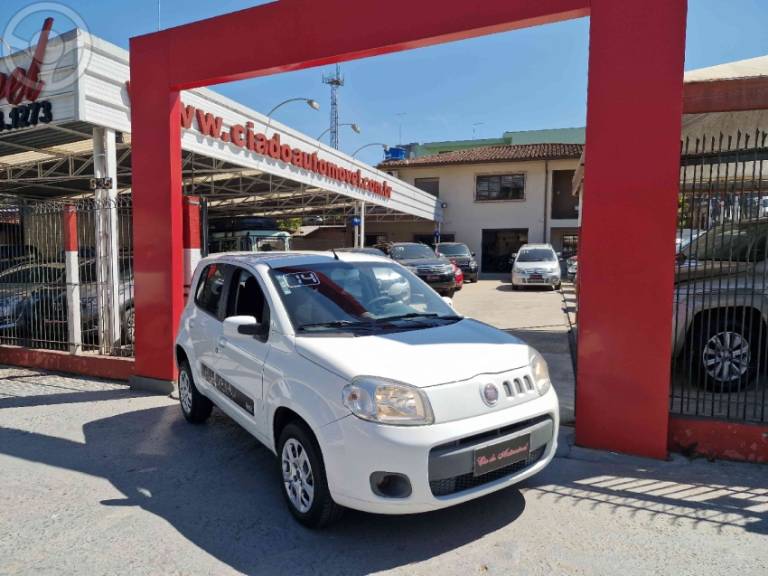 FIAT - UNO 1.0 EVO VIVACE 8V FLEX 4P MANUAL - 2013/2014 - BRANCA - R$ 31.990,00