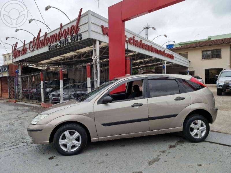 FORD - FOCUS 1.6 GL 8V FLEX 4P MANUAL - 2008/2009 - DOURADA - R$ 29.800,00