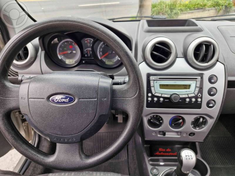 FORD - FIESTA 1.6 ROCAM SEDAN 8V FLEX 4P MANUAL - 2014/2014 - PRATA - R$ 34.900,00