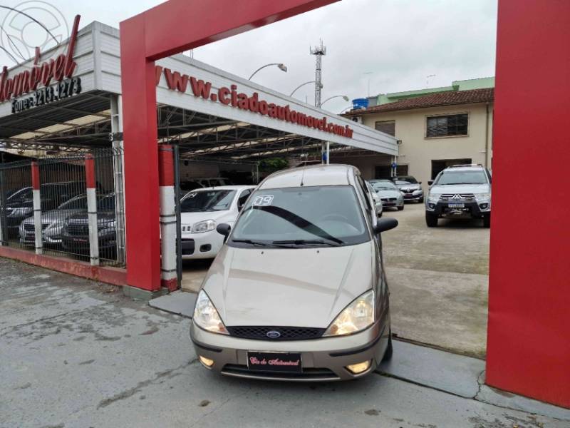 FORD - FOCUS 1.6 GL 8V FLEX 4P MANUAL - 2008/2009 - DOURADA - R$ 29.800,00