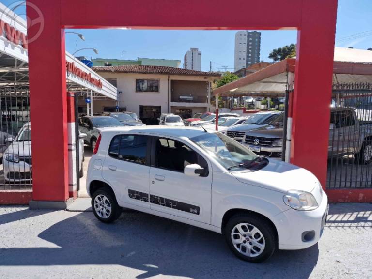 FIAT - UNO 1.0 EVO VIVACE 8V FLEX 4P MANUAL - 2013/2014 - BRANCA - R$ 31.990,00