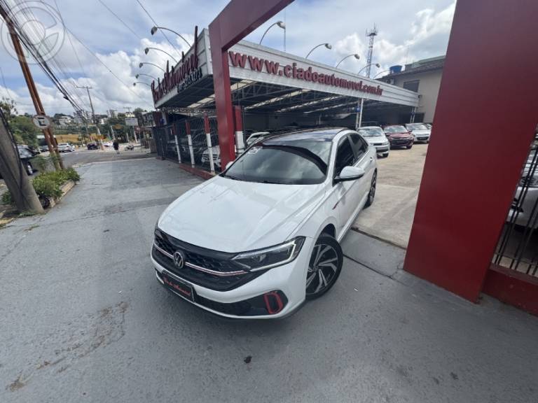 VOLKSWAGEN - JETTA 2.0 16V TSI GLI 350 4P AUTOMÁTICO - 2023/2024 - BRANCA - R$ 229.800,00