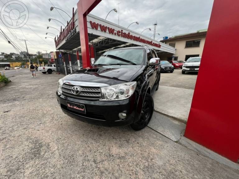 TOYOTA - HILUX SW4 3.0 SRV 4X4 7 LUGARES 16V TURBO INTERCOOLER DIESEL 4P AUTOMÁTICO - 2010/2011 - PRETA - R$ 123.000,00