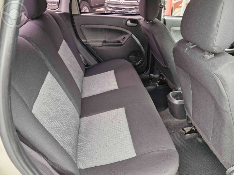 FORD - FIESTA 1.6 ROCAM SEDAN 8V FLEX 4P MANUAL - 2014/2014 - PRATA - R$ 34.900,00