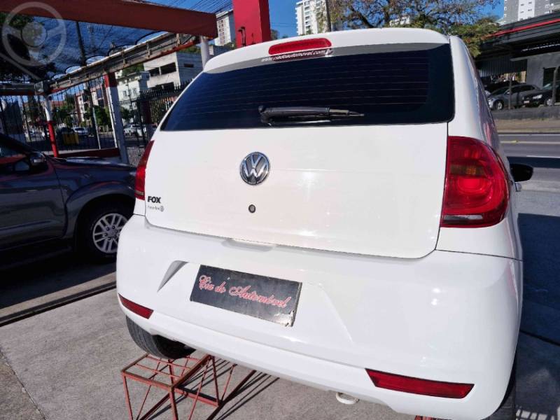 VOLKSWAGEN - FOX 1.0 MI TREND 8V FLEX 4P MANUAL - 2012/2013 - BRANCA - R$ 37.900,00