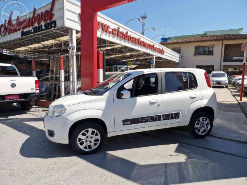 FIAT - UNO 1.0 EVO VIVACE 8V FLEX 4P MANUAL - 2013/2014 - BRANCA - R$ 31.990,00