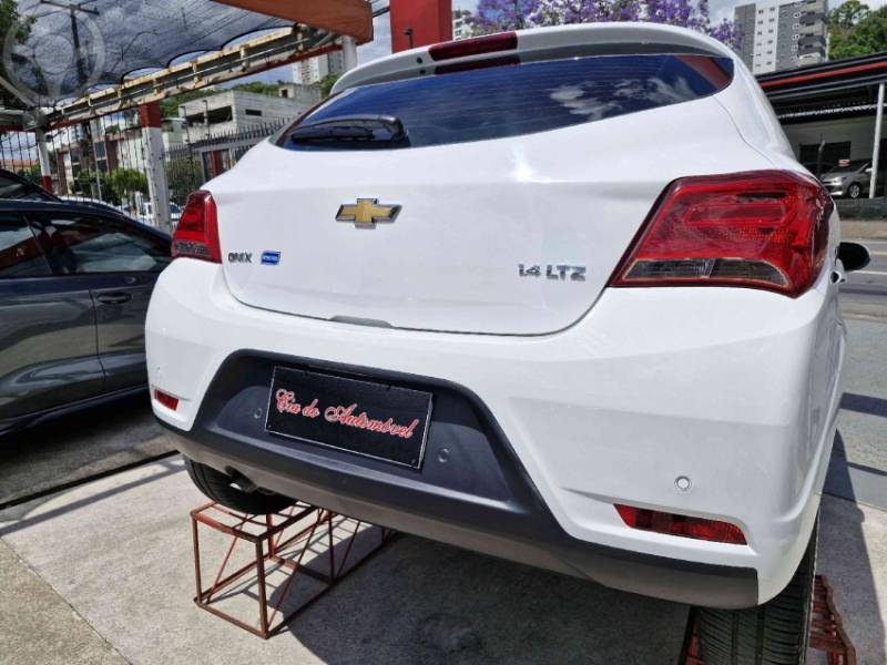 CHEVROLET - ONIX 1.4 MPFI LTZ 8V FLEX 4P MANUAL - 2018/2018 - BRANCA - R$ 67.900,00
