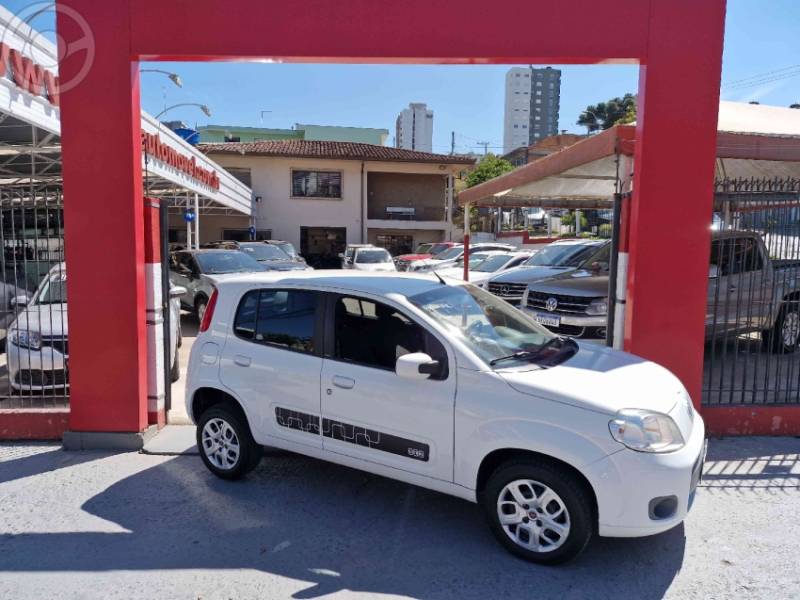 FIAT - UNO 1.0 EVO VIVACE 8V FLEX 4P MANUAL - 2013/2014 - BRANCA - R$ 31.990,00
