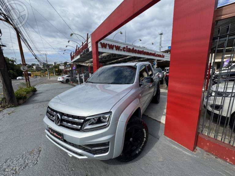 VOLKSWAGEN - AMAROK 2.0 HIGHLINE 4X4 CD 16V TURBO INTERCOOLER DIESEL 4P AUTOMÁTICO - 2017/2018 - PRETA - R$ 154.000,00