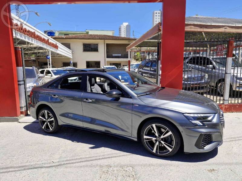 AUDI - A3 2.0 TFSI PERFORMANCE BLACK SEDAN 4P AUTOMÁTICA - 2022/2023 - CINZA - R$ 216.000,00