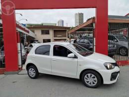 TOYOTA - ETIOS 1.3 X 16V FLEX 4P AUTOMÁTICO - 2018/2019 - BRANCA - R$ 63.900,00