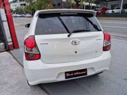 TOYOTA - ETIOS 1.3 X 16V FLEX 4P AUTOMÁTICO - 2018/2019 - BRANCA - R$ 63.900,00
