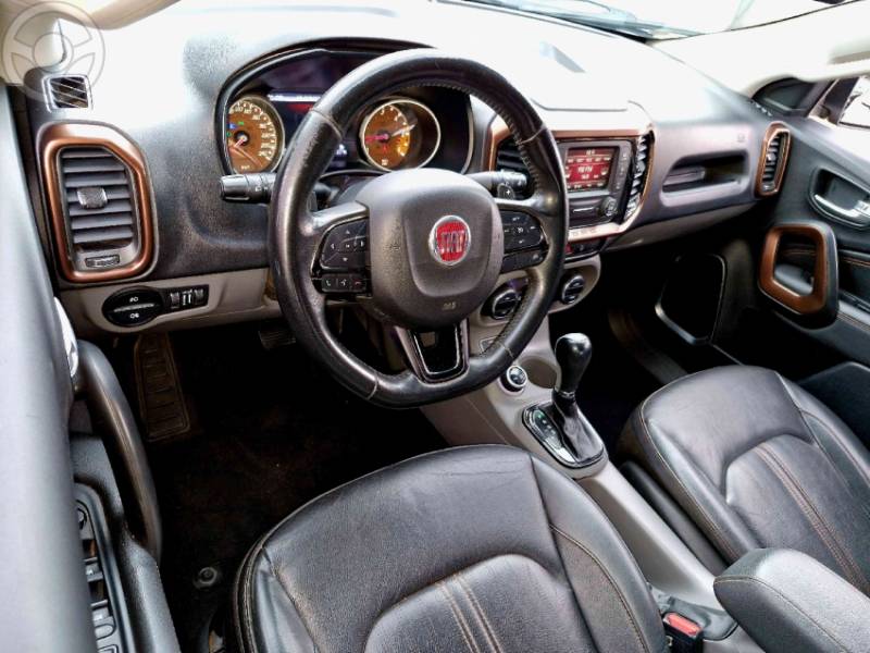 FIAT - TORO 2.0 16V TURBO DIESEL VOLCANO 4WD AUTOMÁTICO - 2016/2017 - MARROM - R$ 95.000,00