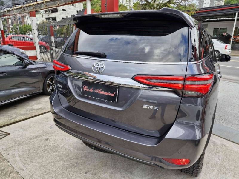 TOYOTA - HILUX SW4 2.8 SRX 4X4 16V TURBO INTERCOOLER DIESEL 4P AUTOMÁTICO - 2021/2022 - CINZA - R$ 299.900,00