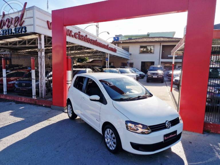 VOLKSWAGEN - FOX 1.0 MI TREND 8V FLEX 4P MANUAL - 2012/2013 - BRANCA - R$ 37.900,00