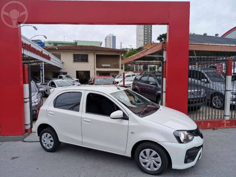 TOYOTA - ETIOS 1.3 X 16V FLEX 4P AUTOMÁTICO - 2018/2019 - BRANCA - R$ 63.900,00