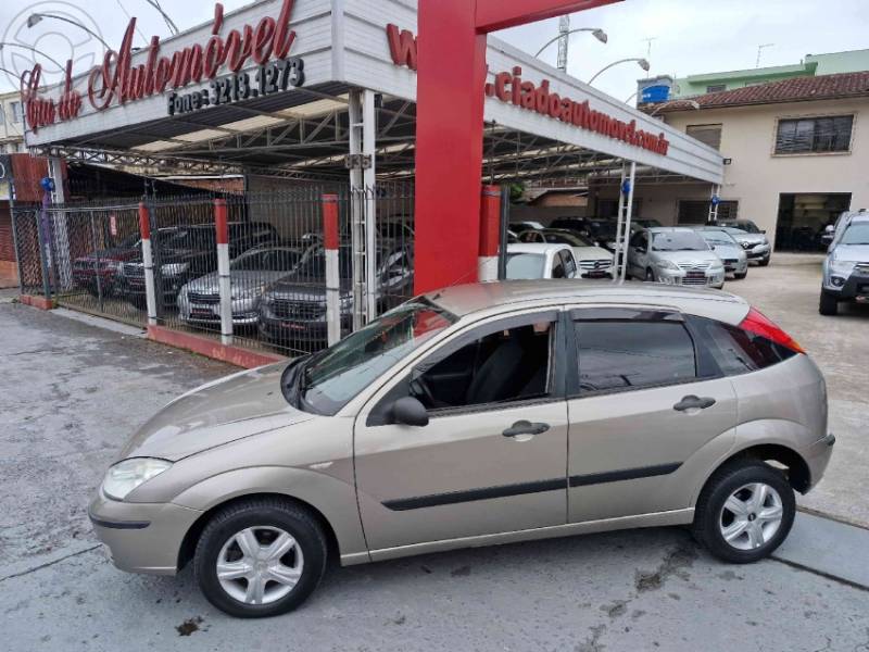 FORD - FOCUS 1.6 GL 8V FLEX 4P MANUAL - 2008/2009 - DOURADA - R$ 29.800,00