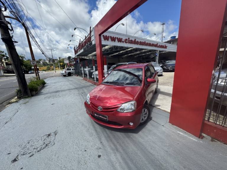 TOYOTA - ETIOS 1.5 XS 16V FLEX 4P MANUAL - 2015/2015 - BORDO - R$ 41.900,00