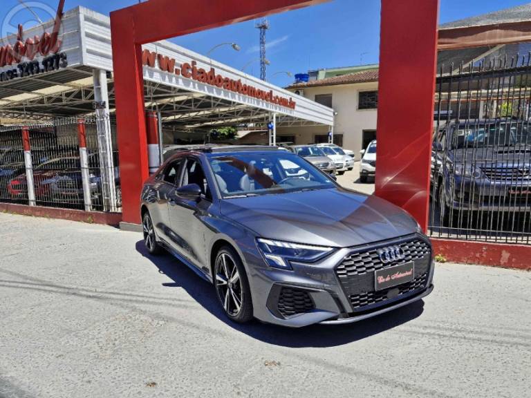 AUDI - A3 2.0 TFSI PERFORMANCE BLACK SEDAN 4P AUTOMÁTICA - 2022/2023 - CINZA - R$ 216.000,00