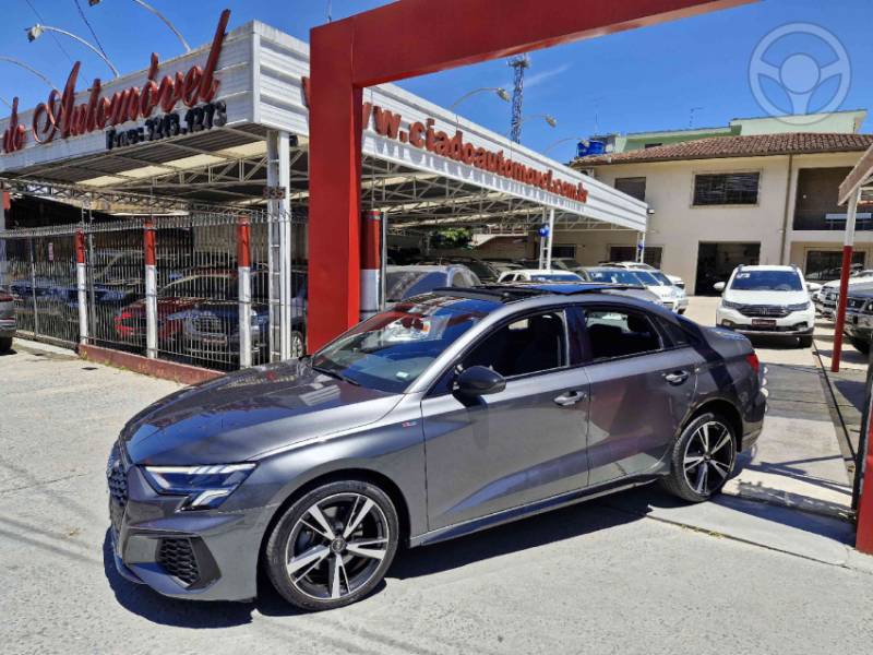 AUDI - A3 2.0 TFSI PERFORMANCE BLACK SEDAN 4P AUTOMÁTICA - 2022/2023 - CINZA - R$ 199.000,00