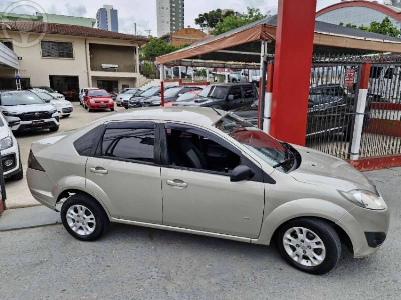 FORD - FIESTA 1.6 ROCAM SEDAN 8V FLEX 4P MANUAL - 2014/2014 - PRATA - R$ 34.900,00