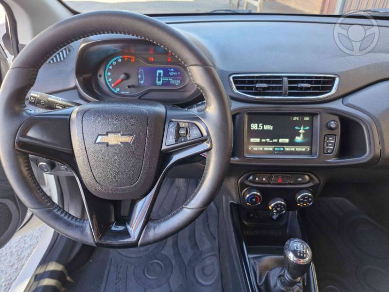 CHEVROLET - ONIX 1.4 MPFI LTZ 8V FLEX 4P MANUAL - 2017/2018 - BRANCA - R$ 63.900,00