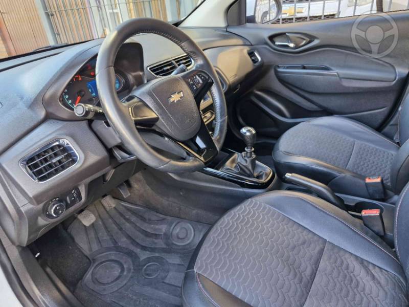 CHEVROLET - ONIX 1.4 MPFI LTZ 8V FLEX 4P MANUAL - 2017/2018 - BRANCA - R$ 63.900,00