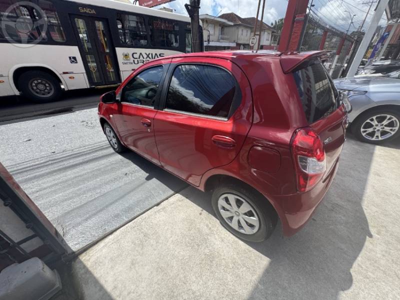 TOYOTA - ETIOS 1.5 XS 16V FLEX 4P MANUAL - 2015/2015 - BORDO - R$ 41.900,00