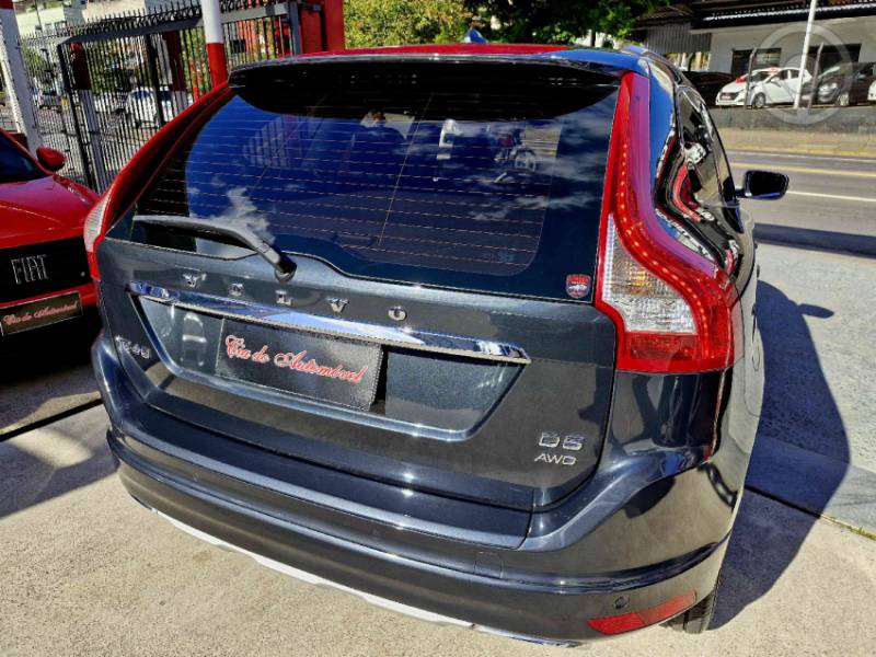 VOLVO - XC60 2.4 D5 MOMENTUM DIESEL AWD 4P AUTOMÁTICO - 2016/2017 - CINZA - R$ 98.000,00