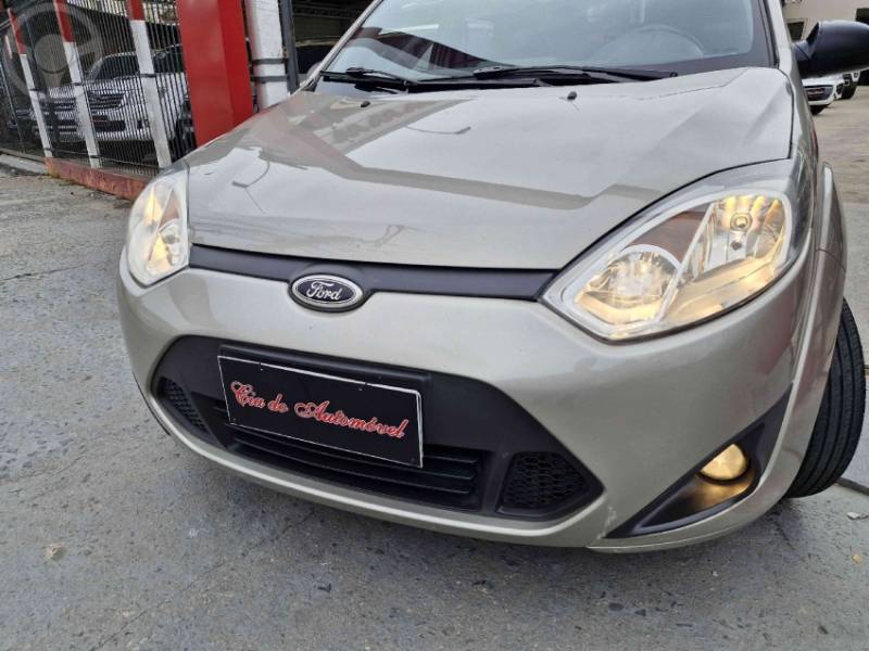 FORD - FIESTA 1.6 ROCAM SEDAN 8V FLEX 4P MANUAL - 2014/2014 - PRATA - R$ 34.900,00