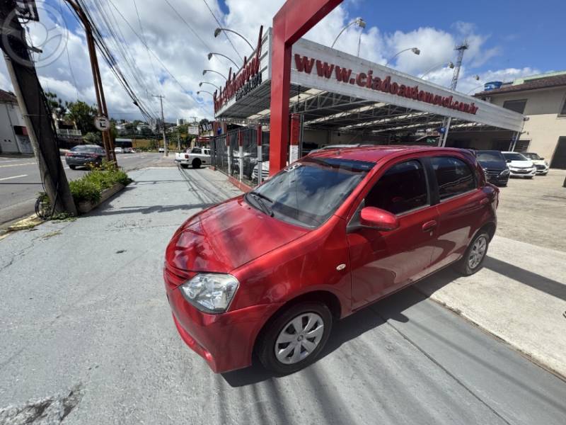 TOYOTA - ETIOS 1.5 XS 16V FLEX 4P MANUAL - 2015/2015 - BORDO - R$ 41.900,00