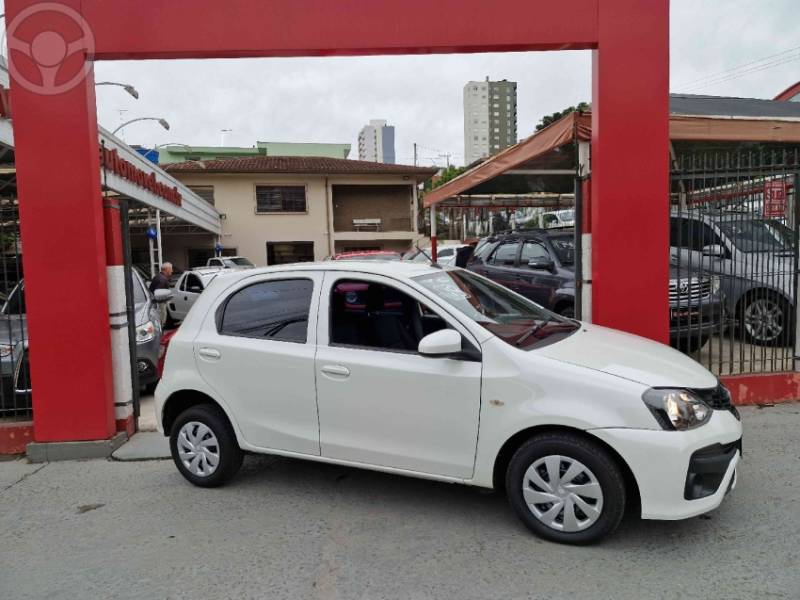 TOYOTA - ETIOS 1.3 X 16V FLEX 4P AUTOMÁTICO - 2018/2019 - BRANCA - R$ 63.900,00
