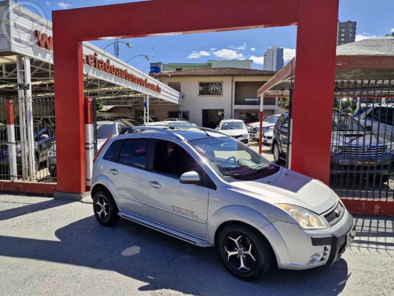 FORD - FIESTA 1.0 MPI TRAIL HATCH 8V FLEX 4P MANUAL - 2007/2008 - PRATA - R$ 21.900,00