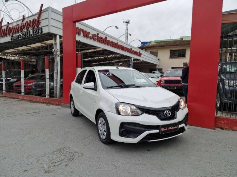 TOYOTA - ETIOS 1.3 X 16V FLEX 4P AUTOMÁTICO - 2018/2019 - BRANCA - R$ 63.900,00