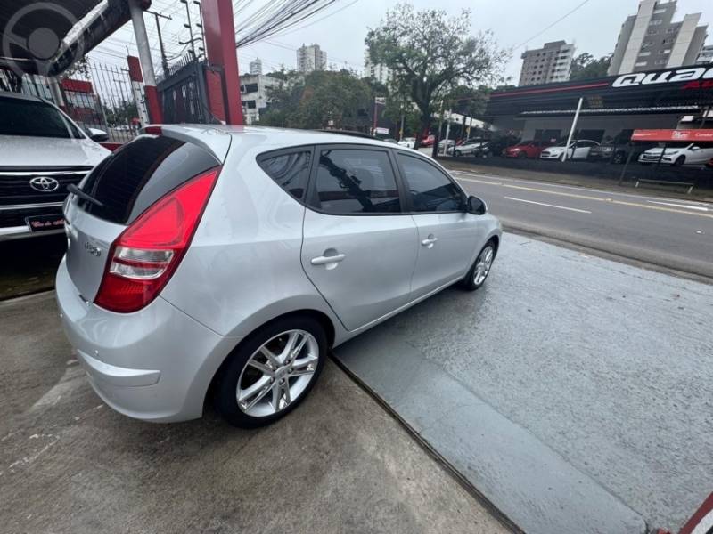 HYUNDAI - I30 2.0 MPI 16V 4P AUTOMÁTICO - 2010/2011 - PRATA - R$ 49.800,00